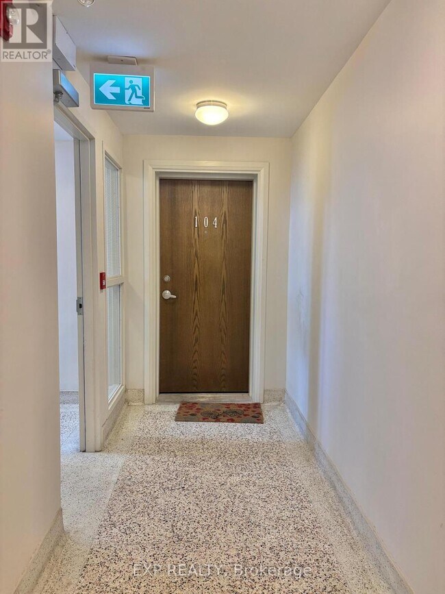 Photo du bâtiment - 5 Paisley Blvd E