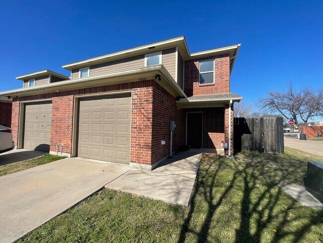 Foto del edificio - 3BD/2.5BA Benbrook Townhome – 9-Ft Ceilings, Granite Kitchen, Walk-In Master Shower, Attached Gar...
