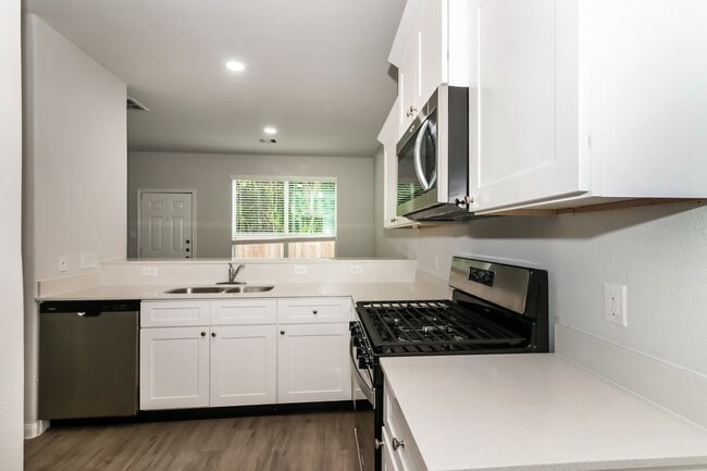 Building Photo - 5802 Santa Bernadetta