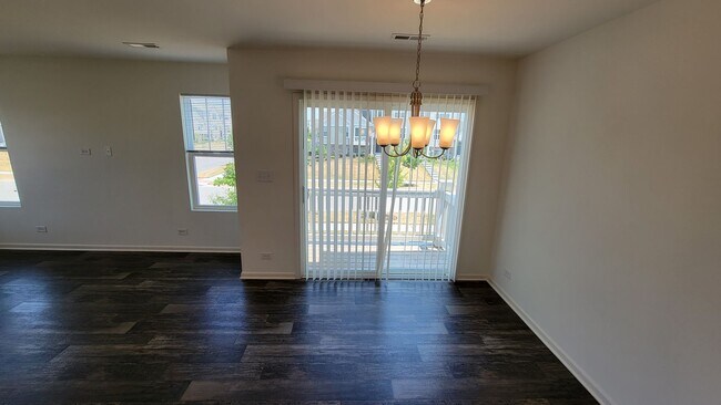 Building Photo - SUPER SHARP 3 BEDROOM, 2 BATH END UNIT TOW...