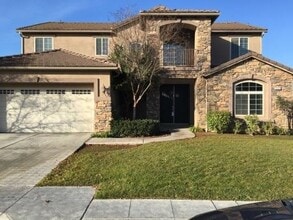 Building Photo - 5771 N Torrey Pines Ave