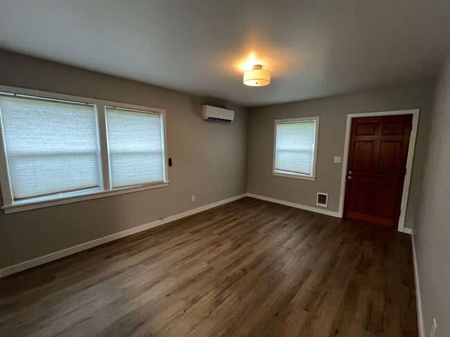 Building Photo - r3008unanderavev