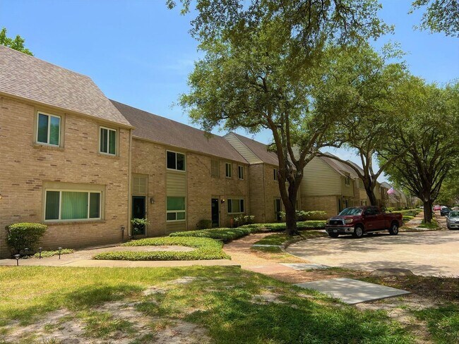 Foto del edificio - 2130 Greenbriar Colony Dr