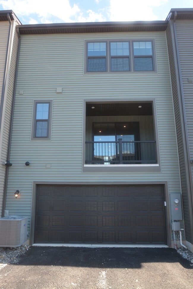 Building Photo - Beautiful and New this 4 Bedroom Townhouse