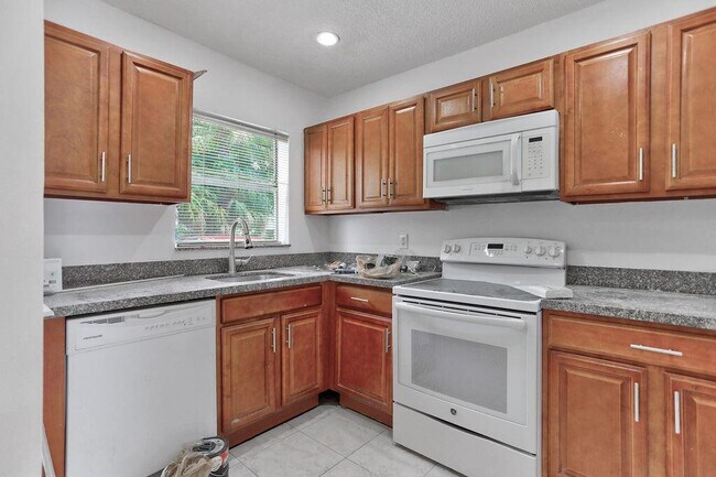 Foto del edificio - Southwest 8th Street, North Lauderdale, FL 33068 - 3 BR 2.5 BA townhouse
