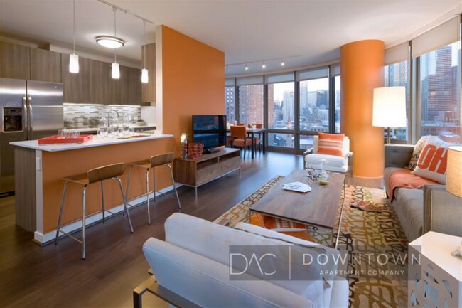 Foto del edificio - 330 W Grand Ave