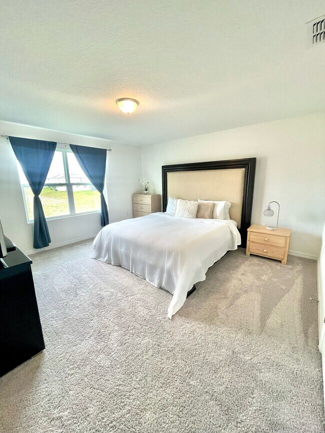 Building Photo - 553 Madison Dr