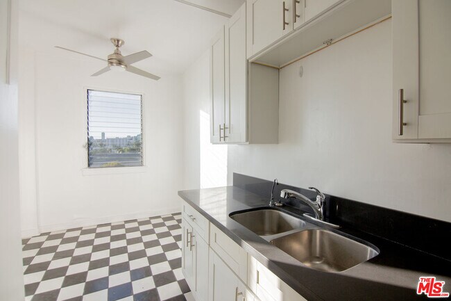 Foto del edificio - 1201 N Crescent Heights Blvd