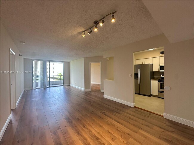 Foto del edificio - 3300 NE 191st St