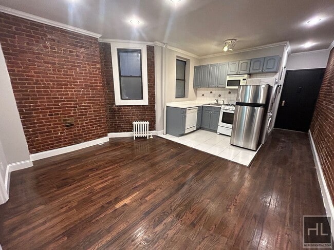 Building Photo - Tenth Avenue