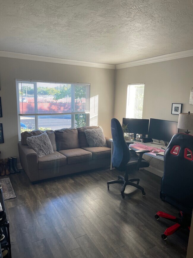 Sala de estar; mirando hacia el frente de la casa. - 321 Tahoe Ave