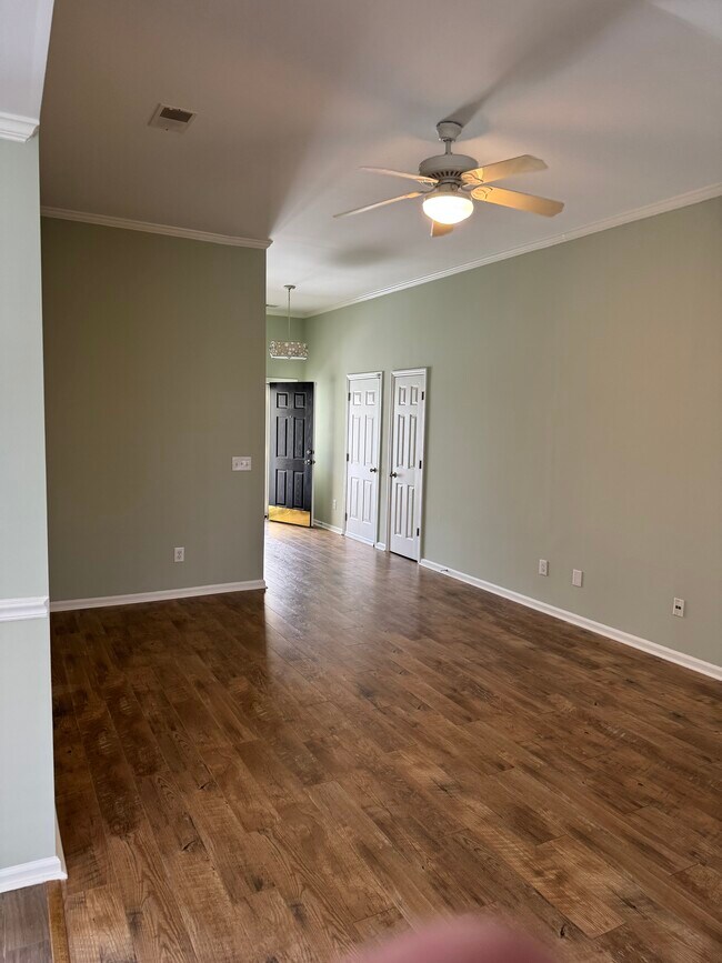 Building Photo - 102 Bill Park Dr