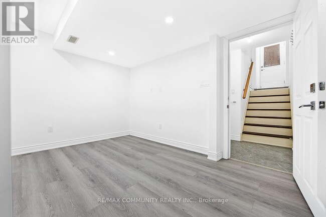 Building Photo - 64 Fallstar Crescent