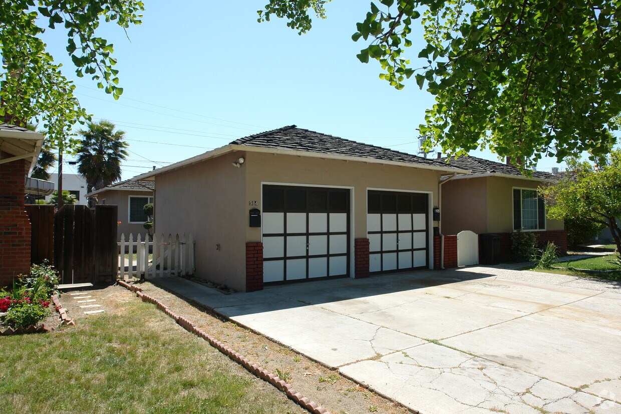 Primary Photo - 984-986 Zarick Dr