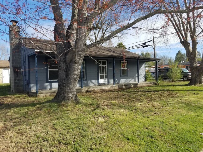 Building Photo - Old School Charm!  Huge Backyard!  Close t...