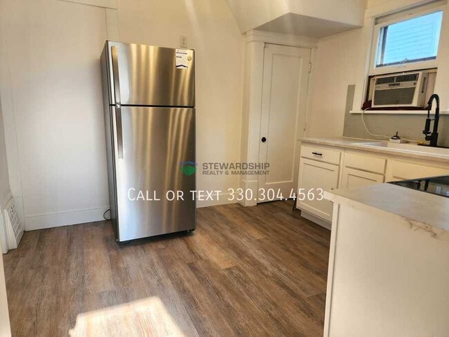 Building Photo - 687 Allyn St