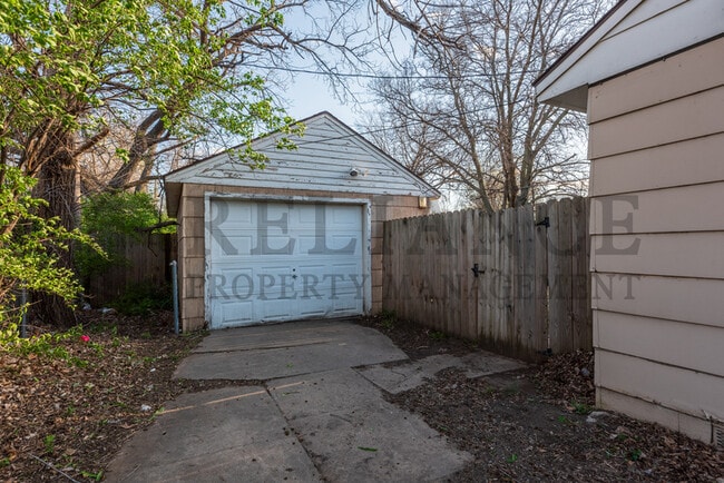 Building Photo - 1621 E Jump St