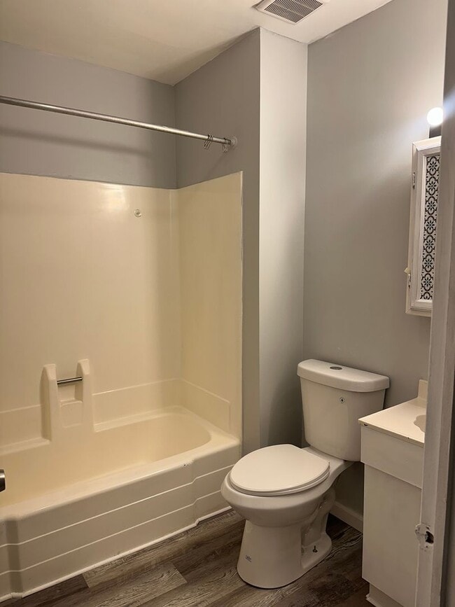 Building Photo - Great Berkshire Estates Condo HEAT INCLUDED