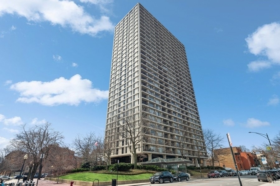 Primary Photo - 1960 N Lincoln Park W