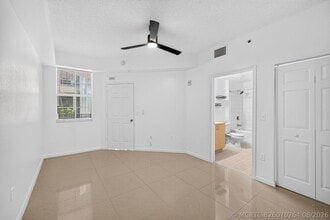 Building Photo - 533 NE 3rd Ave