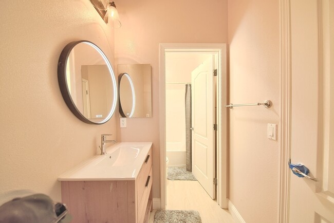 Building Photo - 590 Historic St