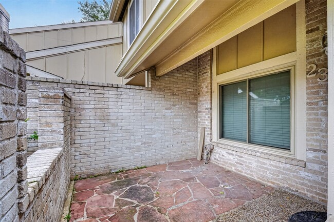 Building Photo - 2340 Woodland Park Dr