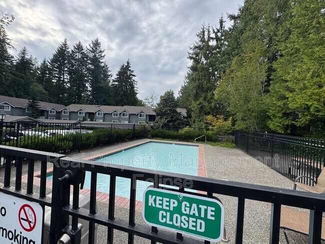 Building Photo - 15433 Country Club Dr