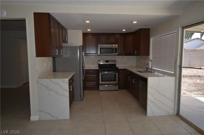 Foto del edificio - 4015 Ridgewood Ave