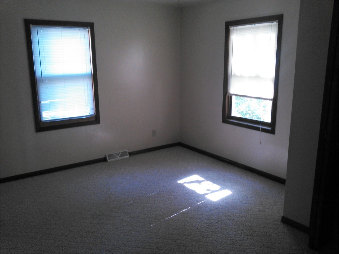Primary Photo - 10 E Cedar St
