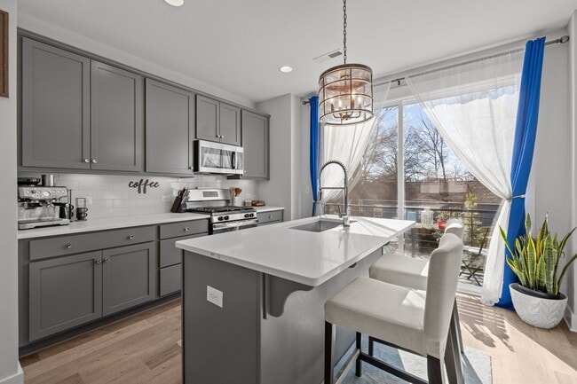 Building Photo - 644 W End Dr