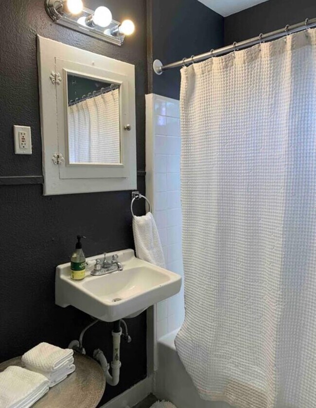 Foto del edificio - 1103 W 18th St