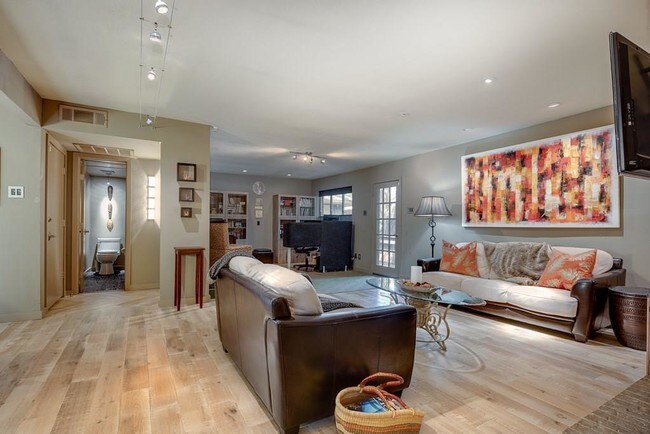 Foto del edificio - 10566 High Hollows Dr