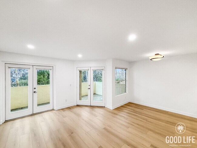 Foto del edificio - Charming 2BD/2BA Condo in Hillcrest W/ W/D, A/C, Reserved Parking, Community Pool, Spa, & Gym!