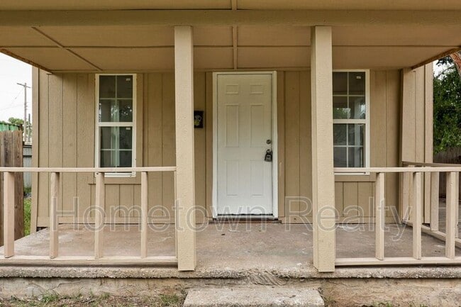 Building Photo - 306 N Hoff Ave