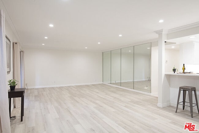 Foto del edificio - 6708 Hillpark Dr