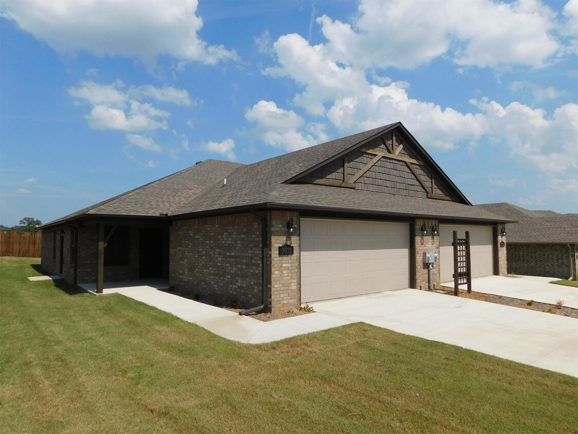 Foto principal - 9013-9015 Sandra Way