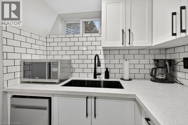 Building Photo - 331 Rawdon St