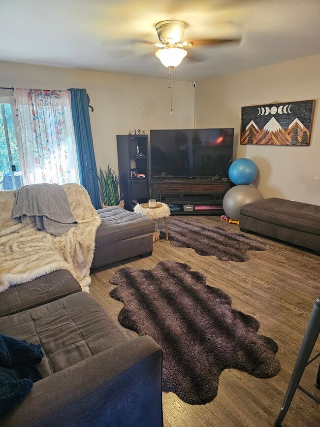 Building Photo - Beautiful 3 Bedroom 2 Bath Home in Heart o...