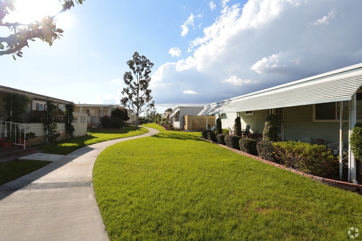 Building Photo - 3700-3800 Lake Side Dr