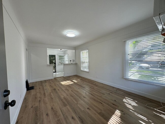 Interior Photo - 14443-14445 1/4 Dickens St