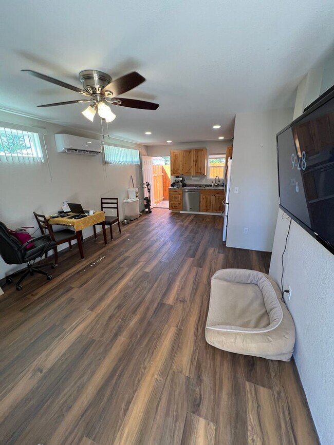 Building Photo - Newly Remodeled 1 Bedroom