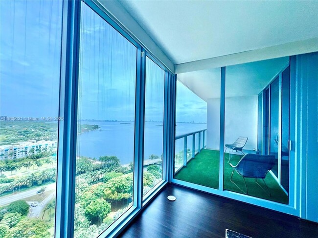 Foto del edificio - 601 NE 36th St