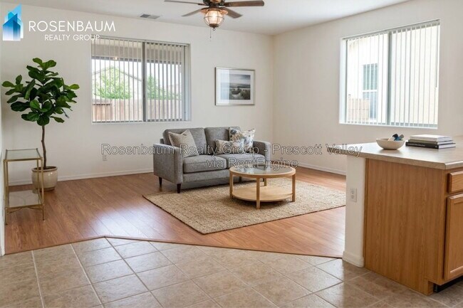 Foto del edificio - 8136 N Command Point Dr