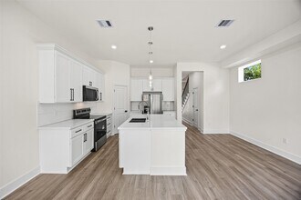 Building Photo - 441 Hahlo St