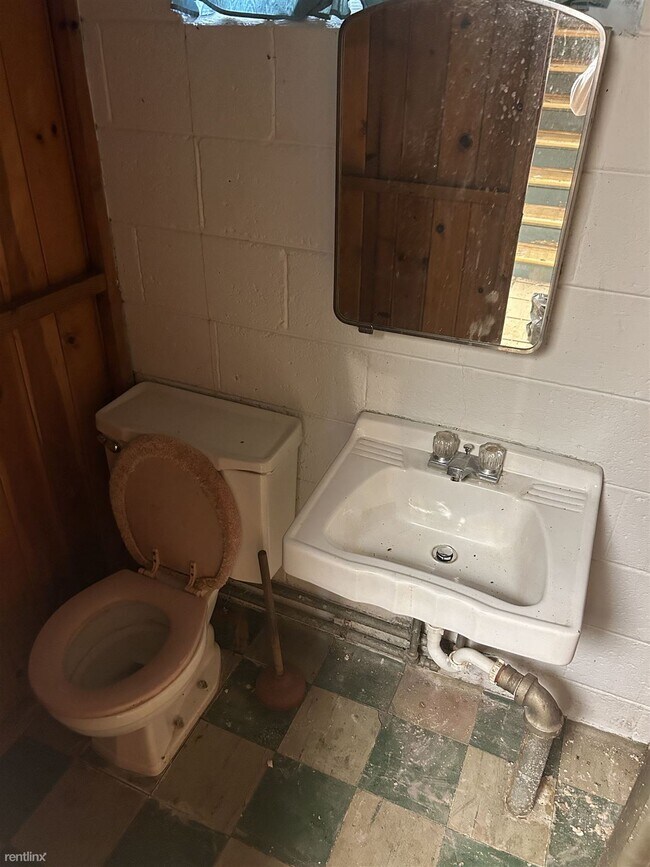 Building Photo - 3 br, 1.5 bath House - 12022 College St