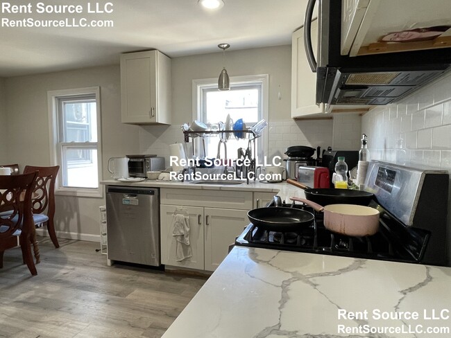Building Photo - 73 Thorndike St