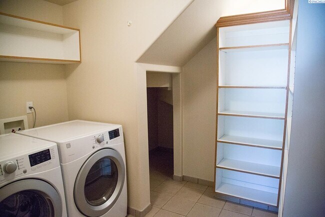 Foto del edificio - 3 Bed/2.5 Bath Richland Townhome!