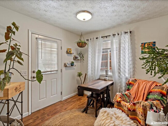 Building Photo - 1160 Golden Dawn Cir