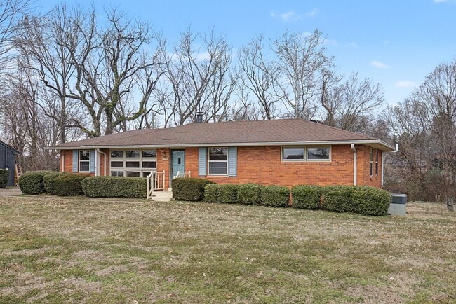 Building Photo - Mid Century Modern in Donelson with 4 bed 2bath, pet friendly, 2 car garage, and potential music ...
