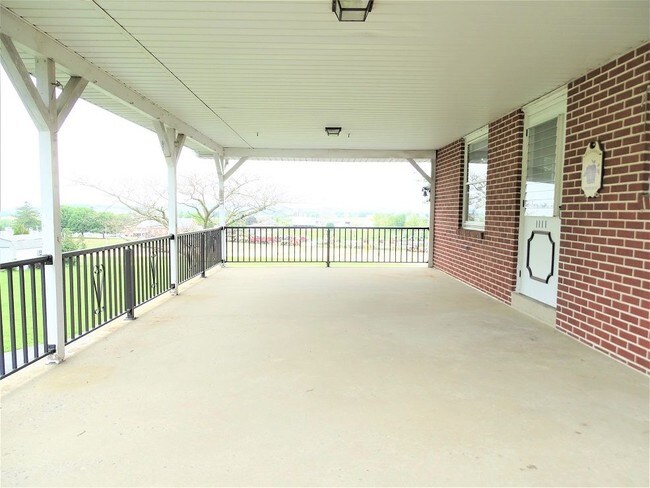 Building Photo - 1111 Valley View Dr